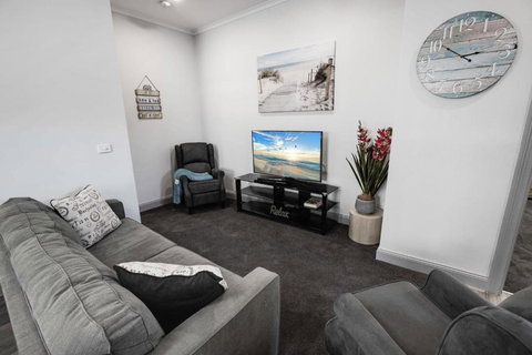 Beach And Lakes Cottage B - Tourism Adelaide 0