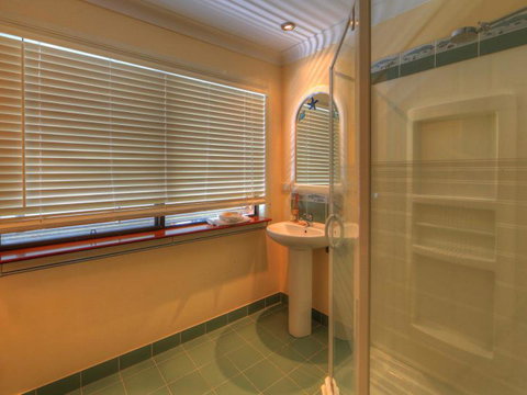 Belle Vue Beach House By Discover Stradbroke - Tourism Adelaide 5