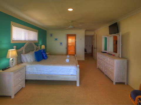 Belle Vue Beach House By Discover Stradbroke - Tourism Adelaide 1