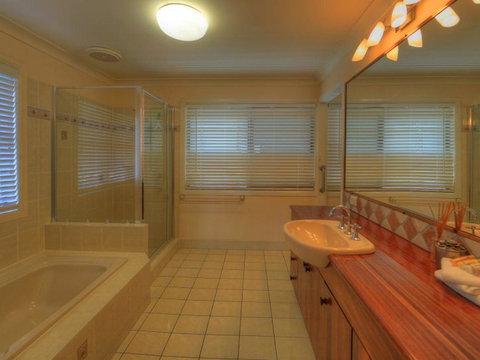 Belle Vue Beach House By Discover Stradbroke - Tourism Adelaide 9