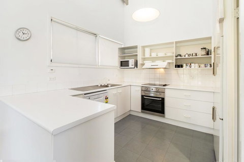 'Matilda' - Spacious & Centrally Located With Great Lake Views - Tourism Adelaide 3