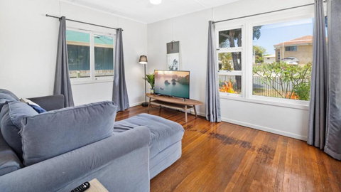 Beach Cottage In Bongaree - Tourism Adelaide 4