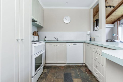 Beach Scene On Streeton - Tourism Adelaide 4