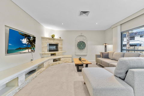 Beautiful House In Sylvania Waters - Tourism Adelaide 3