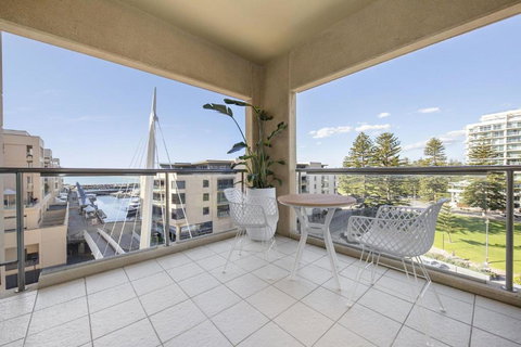 Belle Escapes - Park View Apartment At The Pier - Tourism Adelaide 0