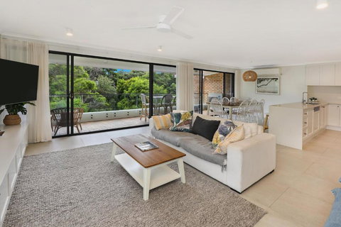 BEAUTIFULLY RENOVATED OCEANSIDE APARTMENT - Lamer 9 - Tourism Adelaide 0