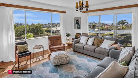 Bermagui Breeze Holiday House 5 Bedroom 18-20 Mumbulla Street - Bermagui - Tourism Adelaide 0