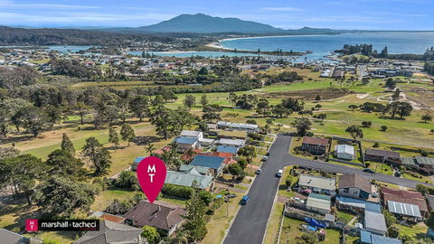 Bermagui Breeze Holiday House 5 Bedroom 18-20 Mumbulla Street - Bermagui - Tourism Adelaide 2