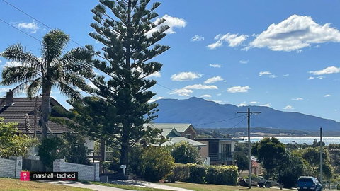 Bermagui Breeze Holiday House 5 Bedroom 18-20 Mumbulla Street - Bermagui - Tourism Adelaide 1