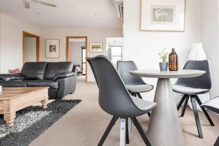 CBD Apartment With WiFi & Parking - Tourism Adelaide 2