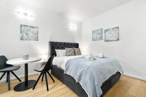 Charming City Escape Stylish CBD Suite With WiFi - Tourism Adelaide 0