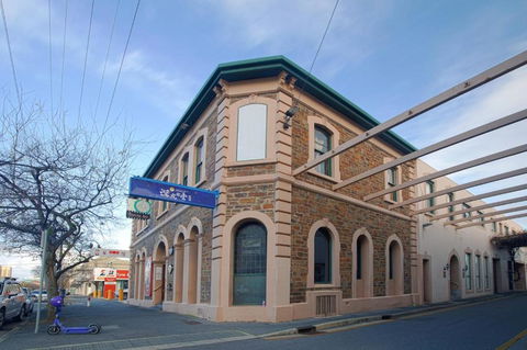 Charming City Escape Stylish CBD Suite With WiFi - Tourism Adelaide 3