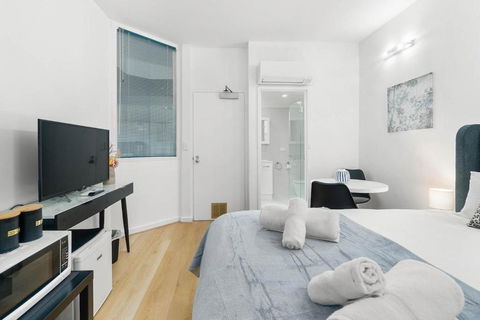Charming City Escape Stylish CBD Suite With WiFi - Tourism Adelaide 4