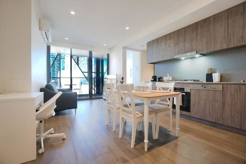 City Chic Living: 1-BR APT Overlooking Rundle Mall - Tourism Adelaide 2