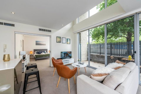3 BDR Stylish City Retreat // Close To All And Everything In Canberra - Tourism Adelaide 2