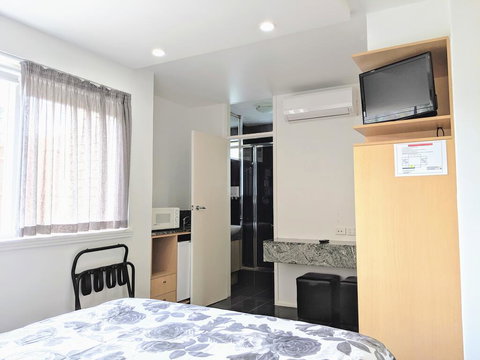 Acland Street Studio Apartment FREE PARKING - Tourism Adelaide 0