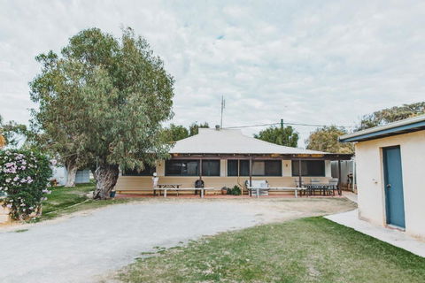 Dongara Hotel Motel - Tourism Adelaide 1
