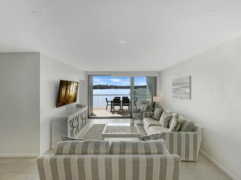 Elegantly Spacious 3-Bed Unit Overlooking The Bay - Tourism Adelaide 0