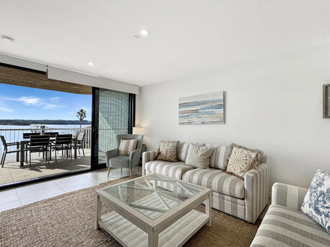 Elegantly Spacious 3-Bed Unit Overlooking The Bay - Tourism Adelaide 1