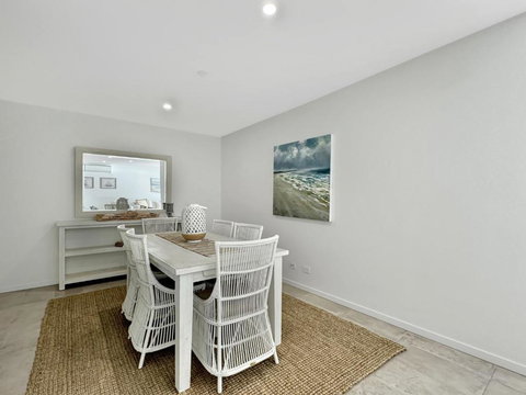 Elegantly Spacious 3-Bed Unit Overlooking The Bay - Tourism Adelaide 2