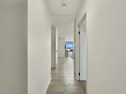 Elegantly Spacious 3-Bed Unit Overlooking The Bay - Tourism Adelaide 3