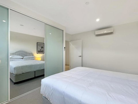 Elegantly Spacious 3-Bed Unit Overlooking The Bay - Tourism Adelaide 4