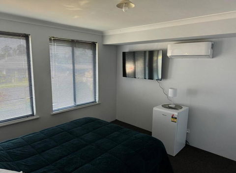 Executive Escape 4 Bedroom Home - Tourism Adelaide 1