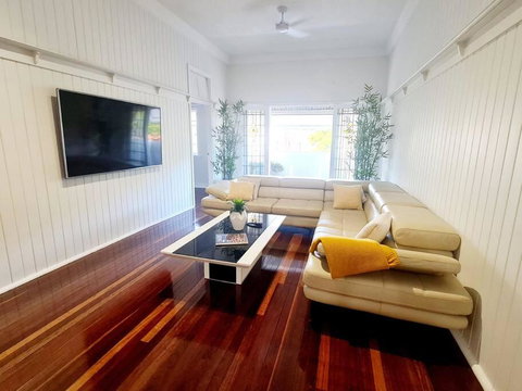 Entire 2 Attached Duplex Unit, 15ppl - Tourism Adelaide 0