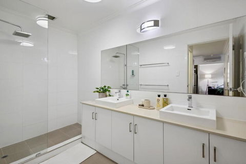 Fabulous Apt In Northbridge With Pool & WiFi - Tourism Adelaide 4