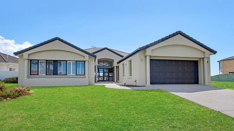 FLOATING ON THE CANALS - 80 COMMODORE CRES - Tourism Adelaide 0