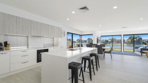FLOATING ON THE CANALS - 80 COMMODORE CRES - Tourism Adelaide 4