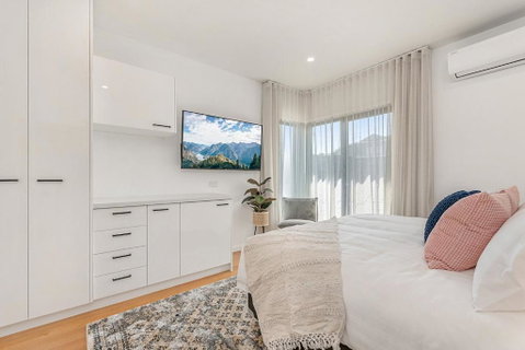 Gorgeous 3-Bed House With Spacious Shared Backyard - Tourism Adelaide 3