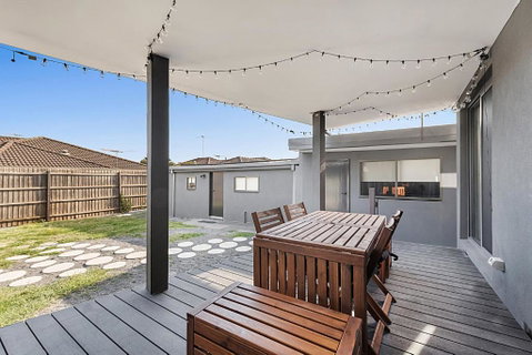 Gorgeous 3-Bed House With Spacious Shared Backyard - Tourism Adelaide 4