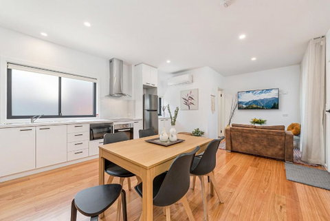 Gorgeous 3-Bed House With Spacious Shared Backyard - Tourism Adelaide 1