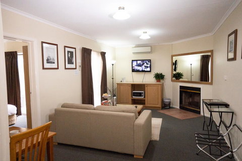 Admiralty Inn - Tourism Adelaide 1