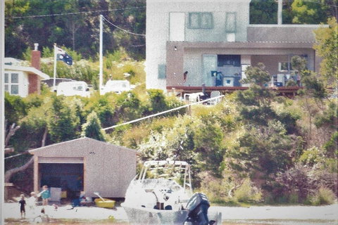 Amazing Ansons Bay Absolute Waterfront Beach House - Tourism Adelaide 3