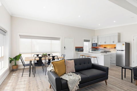 Luxury Apartments And Motel Rooms - Free Wifi - Close To Beach - Tourism Adelaide 0