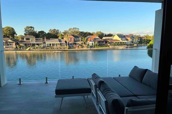 Luxury On The Lake with Tourism Adelaide