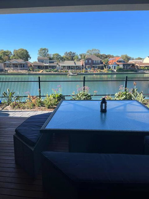 Luxury On The Lake - Tourism Adelaide 1
