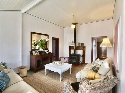 MAGNOLIA HOUSE ON THE CREEK - STANTHORPE - Tourism Adelaide 1