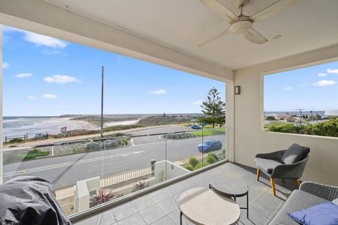 Meander - Port Noarlunga South - C21 SouthCoast Holidays - Tourism Adelaide 1