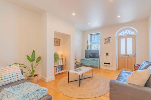 MELVINGTON BOUTIQUE APARTMENT IN HOBART CBD O - Tourism Adelaide 0