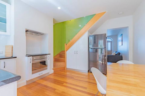 MELVINGTON BOUTIQUE APARTMENT IN HOBART CBD O - Tourism Adelaide 2