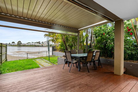 Modern 3-Bed With Pool & Water Views By Beach - Tourism Adelaide 2
