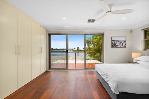 Modern 3-Bed With Pool & Water Views By Beach - Tourism Adelaide 3