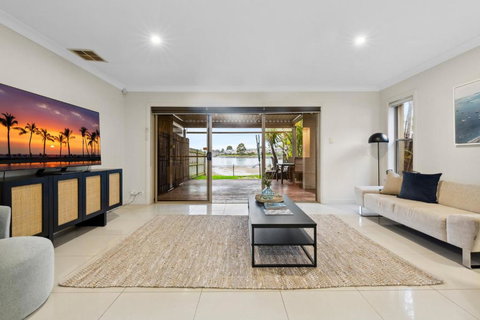 Modern 3-Bed With Pool & Water Views By Beach - Tourism Adelaide 1
