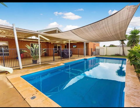 Modern Family Home With Pool - Tourism Adelaide 0