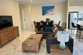 Modern House Between Airport And Sea with Tourism Adelaide