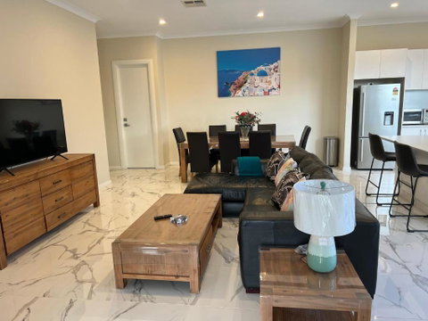 Modern House Between Airport And Sea - Tourism Adelaide 0
