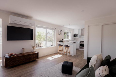 Modern Refurbished Unit In Charming Bellerive - Tourism Adelaide 2